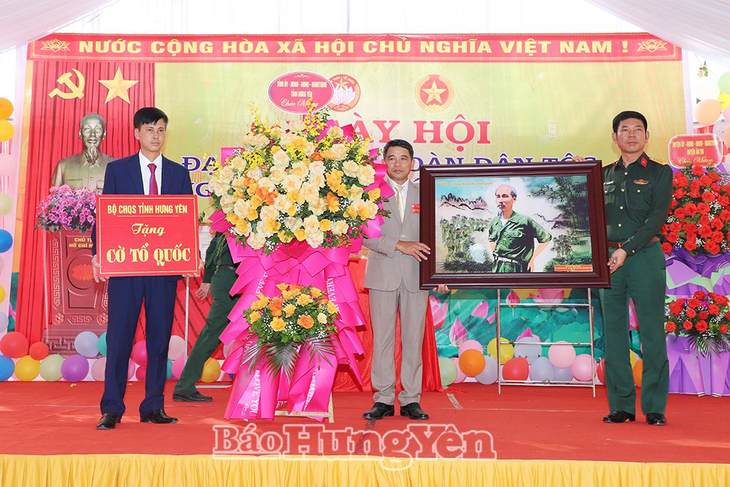 Đại tá Tô Thành Quyết, Ủy viên Ban Thường vụ Tỉnh ủy, Chỉ huy trưởng Bộ Chỉ huy Quân sự tỉnh trao hoa, cờ và bức tranh tặng cán bộ, Nhân dân KDC Đới Khê