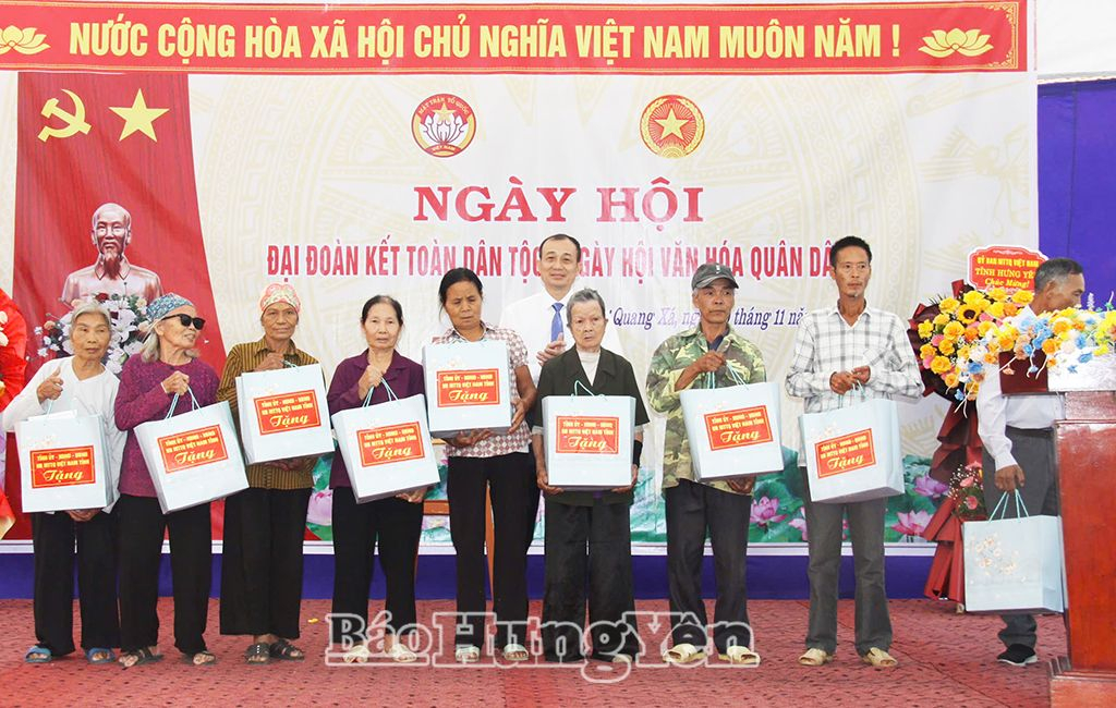 Trao quà tặng hộ nghèo, hộ có hoàn cảnh khó khăn Khu dân cư Quang Xá 