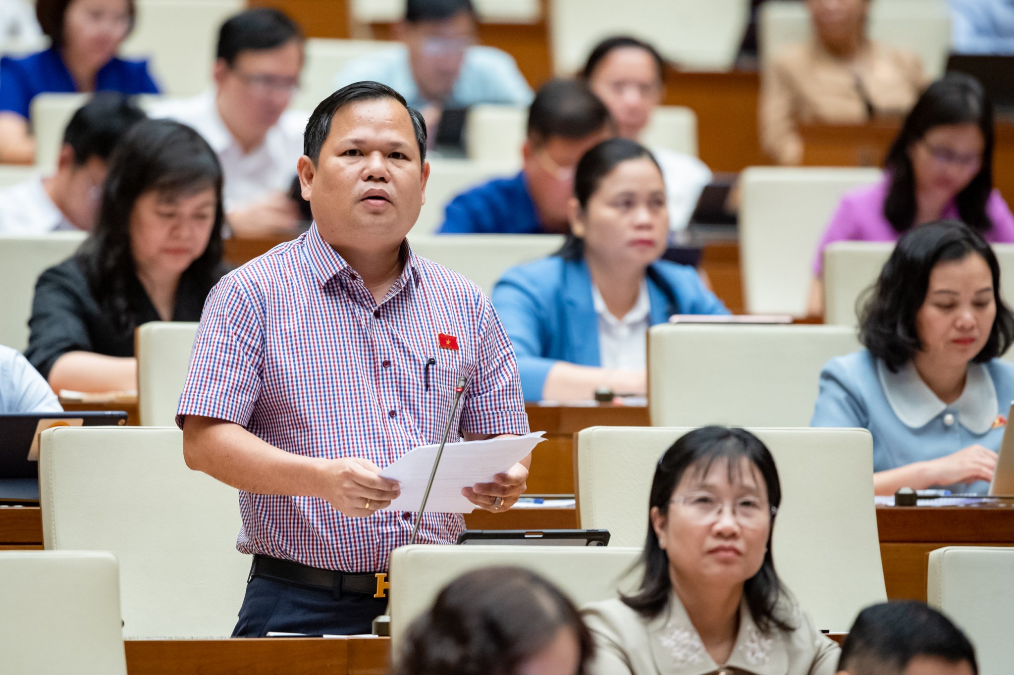   Quốc hội tranh luận "nóng" về việc có cần biên soạn thêm một bộ sách giáo khoa