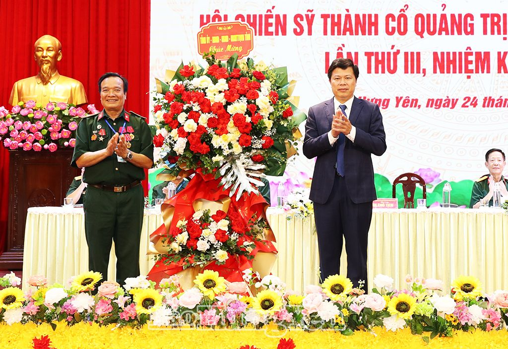  Đồng chí Trần Quốc Toản, Phó Bí thư Thường trực Tỉnh ủy, Chủ tịch HĐND tỉnh tặng hoa chúc mừng đại hội