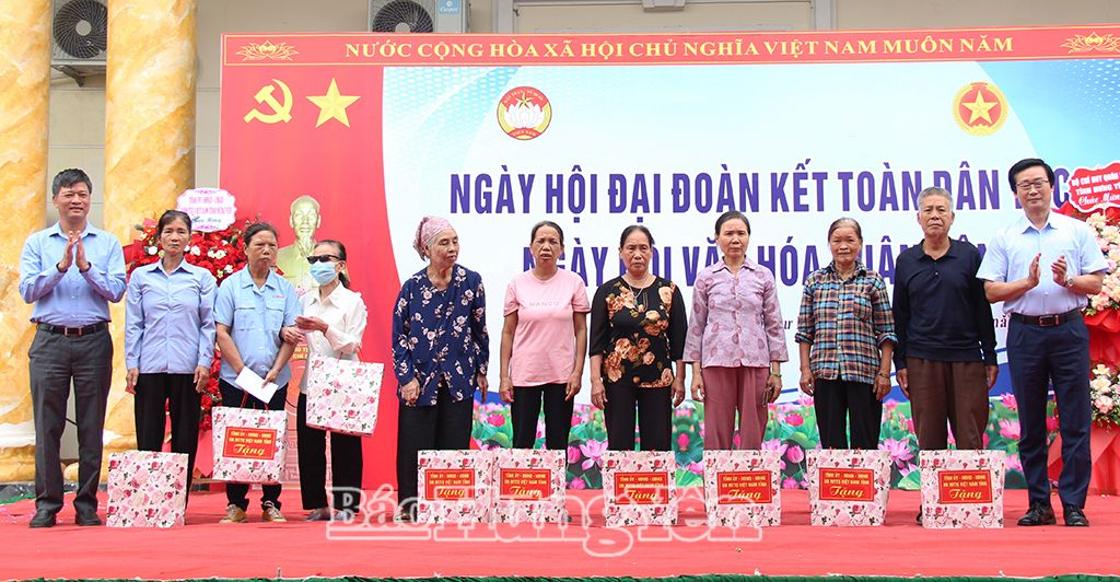 Tặng quà hộ nghèo, hộ cận nghèo ở KDC Ngô Xuyên