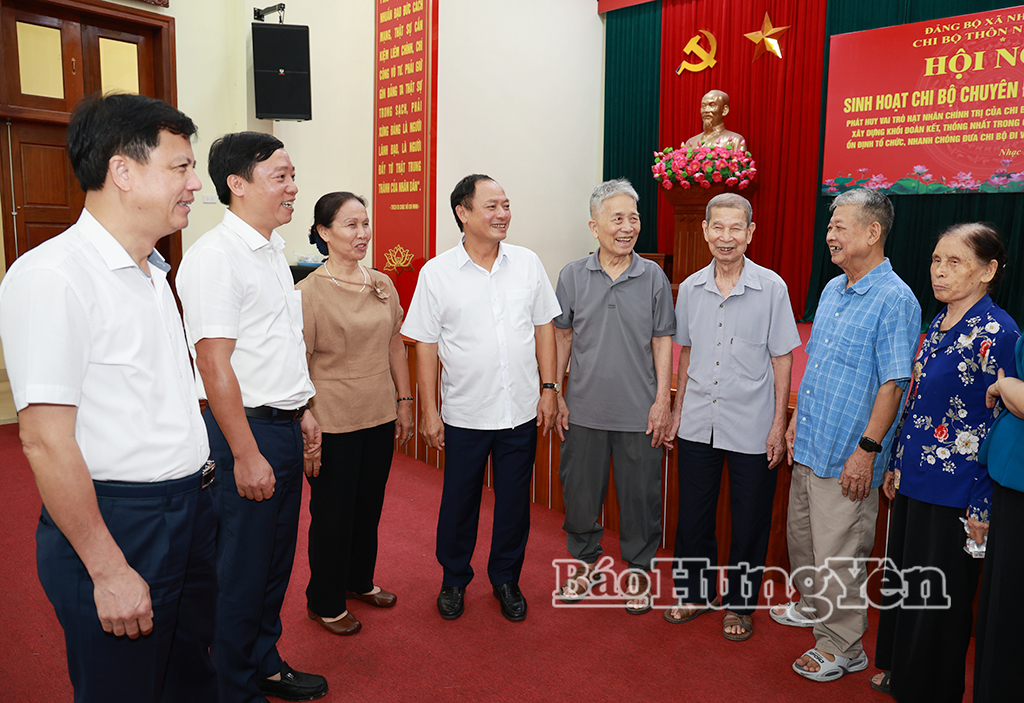 Đồng chí Trần Quốc Văn, Phó Bí thư Tỉnh ủy, Chủ tịch HĐND tỉnh dự sinh hoạt chuyên đề của Chi bộ thôn Nhạc Miếu