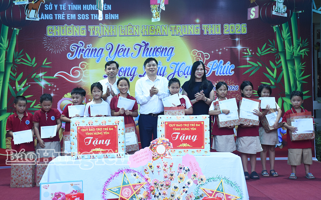 Đồng chí Phạm Văn Nghiêm, Phó Chủ tịch UBND tỉnh trao quà tại Làng trẻ em SOS Thái Bình