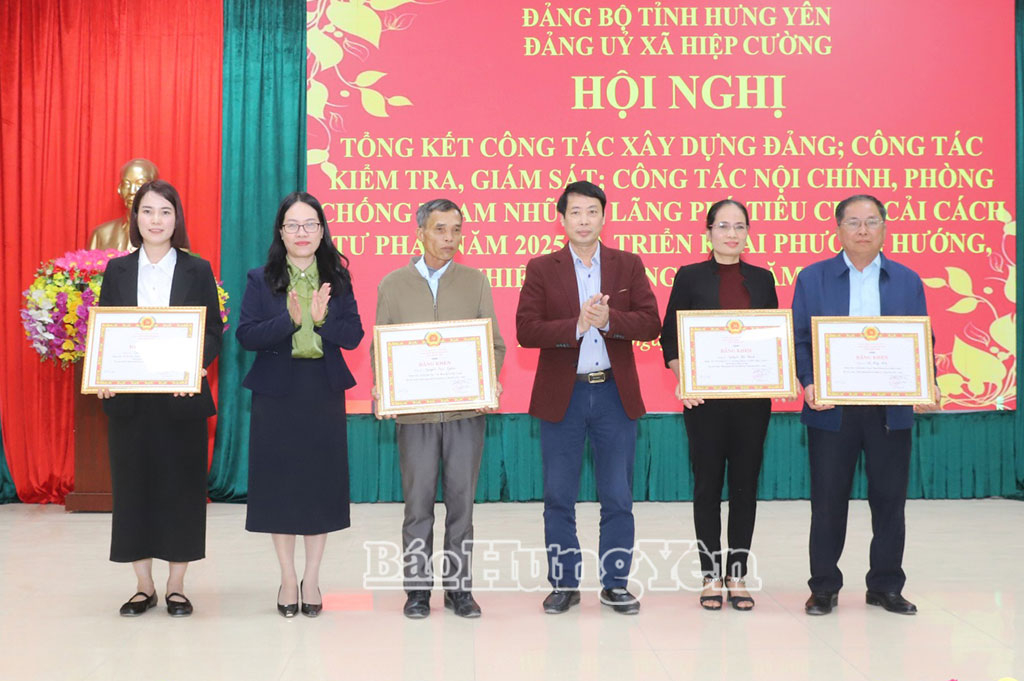 Trao Bằng khen của Ban Thường vụ Tỉnh ủy tặng các đảng viên hoàn thành xuất sắc nhiệm vụ 5 năm liền ( 2021 -2025).