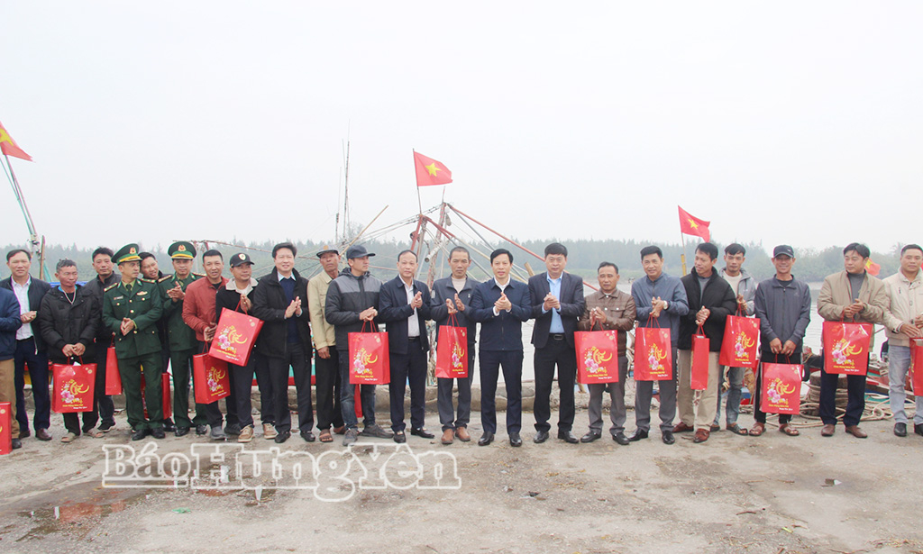 Đồng chí Phó Chủ tịch UBND tỉnh Lại Văn Hoàn trao quà Tết tặng ngư dân các xã ven biển