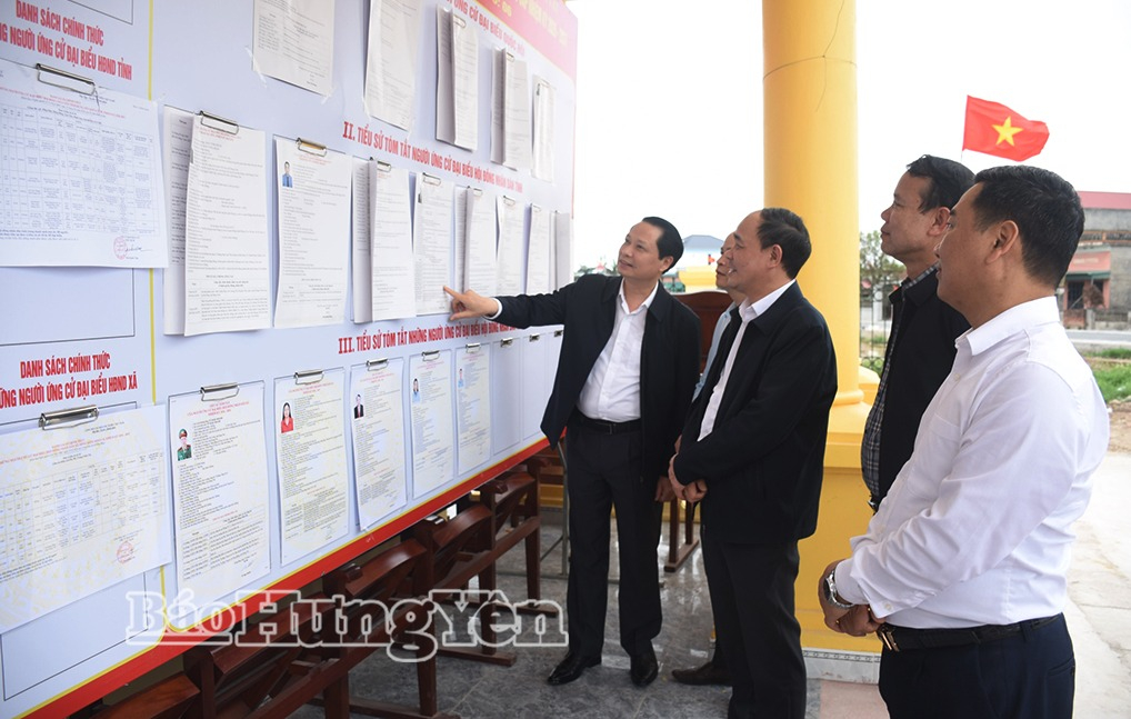 Đồng chí Trưởng ban Nội chính Tỉnh ủy kiểm tra công tác chuẩn bị bầu cử tại xã Đồng Bằng và Quỳnh Phụ