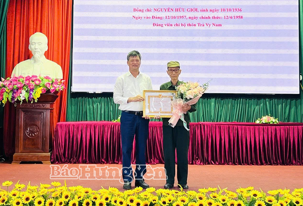 Xã Hồng Vũ tổ chức trao Huy hiệu Đảng đợt 19/5/2026