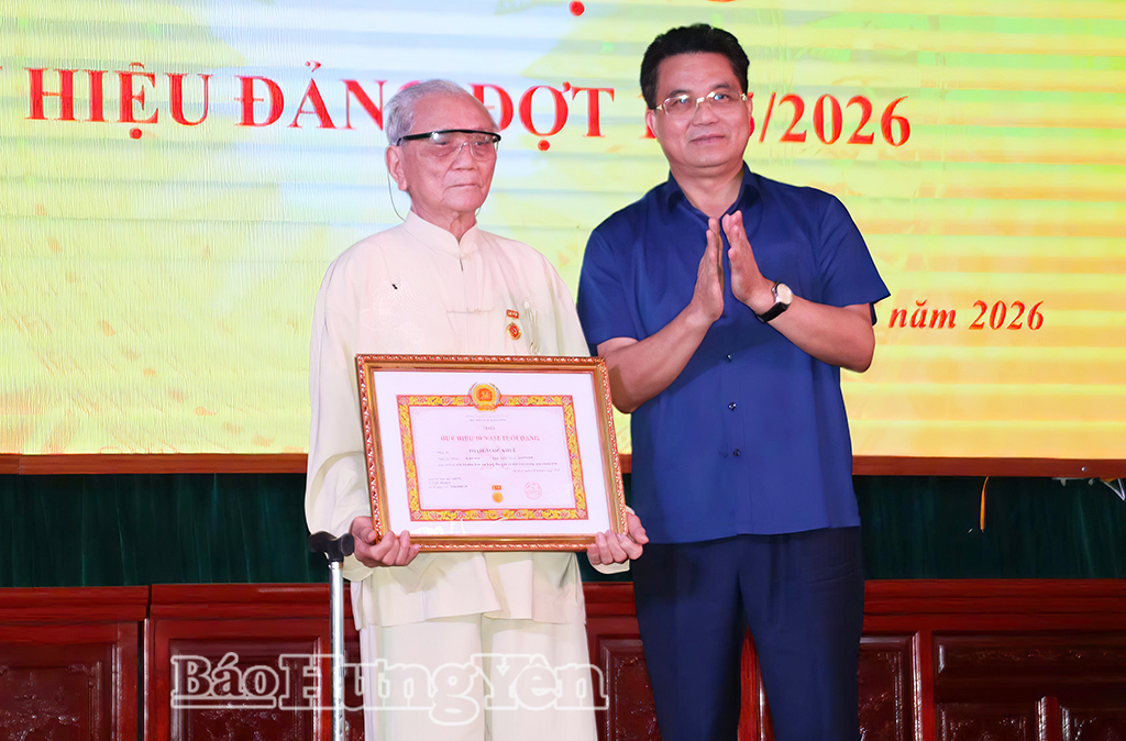 Đồng chí Phó Chủ tịch UBND tỉnh Lê Quang Hòa trao Huy hiệu Đảng tại xã Bắc Tiên Hưng
