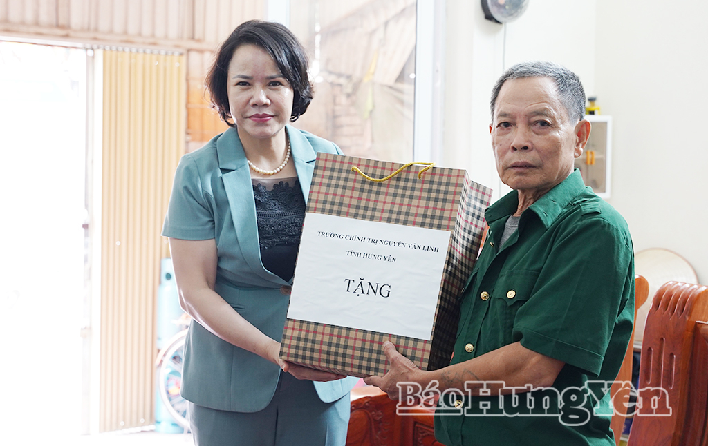 Đồng chí Hiệu trưởng Trường Chính trị Nguyễn Văn Linh thăm, tặng quà các thương binh, bệnh binh