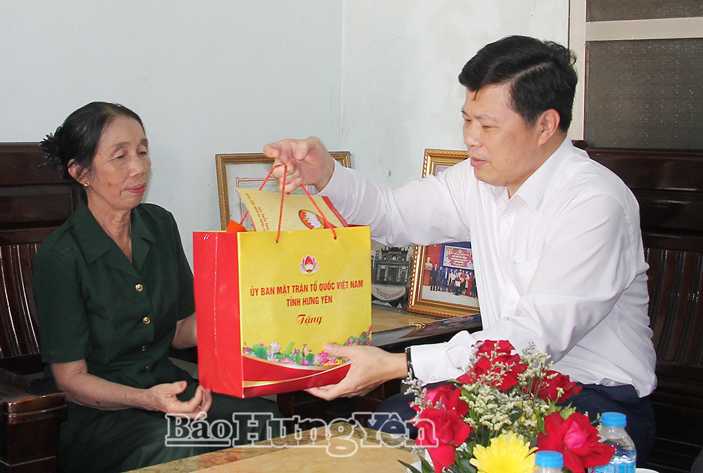 Đồng chí Trần Quốc Toản, Phó Bí thư Thường trực Tỉnh ủy, Chủ tịch Ủy ban MTTQ Việt Nam tỉnh thăm, tặng quà Bà mẹ Việt Nam Anh hùng, thương binh