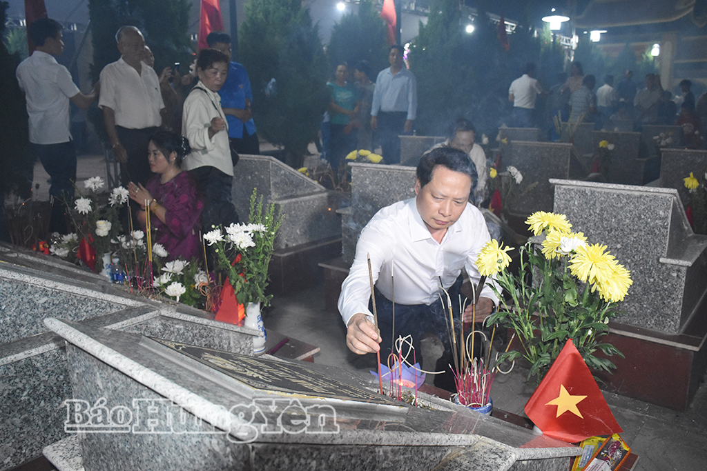 Đồng chí Trưởng ban Nội chính Tỉnh ủy dâng hương tưởng niệm các anh hùng liệt sĩ tại xã A Sào