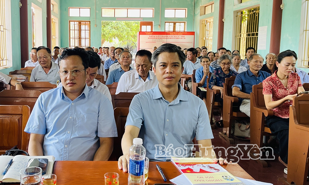 Đồng chí Trưởng ban Tuyên giáo và Dân vận Tỉnh ủy dự sinh hoạt Chi bộ thôn Việt Yên