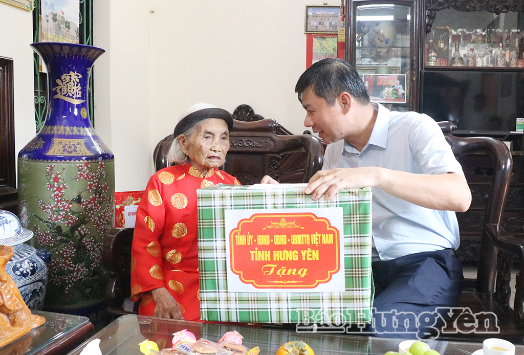 Đồng chí Phó Chủ tịch Thường trực UBND tỉnh thăm, tặng quà người cao tuổi tại phường Hồng Châu