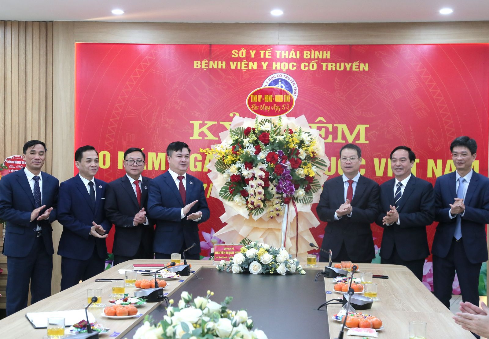 Đồng chí Nguyễn Mạnh Hùng, Phó Bí thư Tỉnh ủy, Chủ tịch UBND tỉnh thăm, chúc mừng một số đơn vị y tế nhân ngày Thầy thuốc Việt Nam