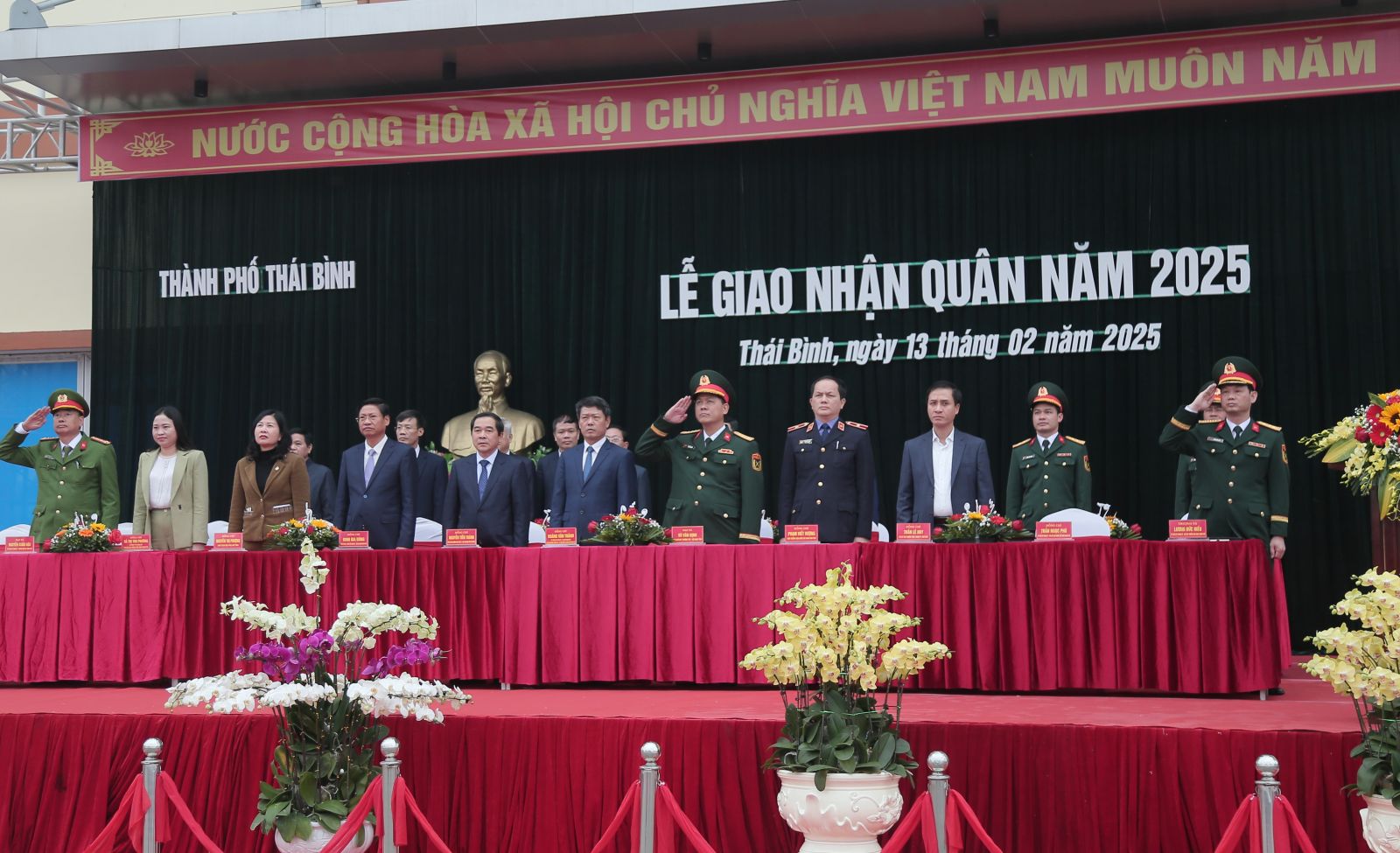 Đồng chí Nguyễn Tiến Thành, Phó Bí thư thường trực Tỉnh uỷ, Chủ tịch HĐND tỉnh dự lễ giao nhận quân tại thành phố Thái Bình