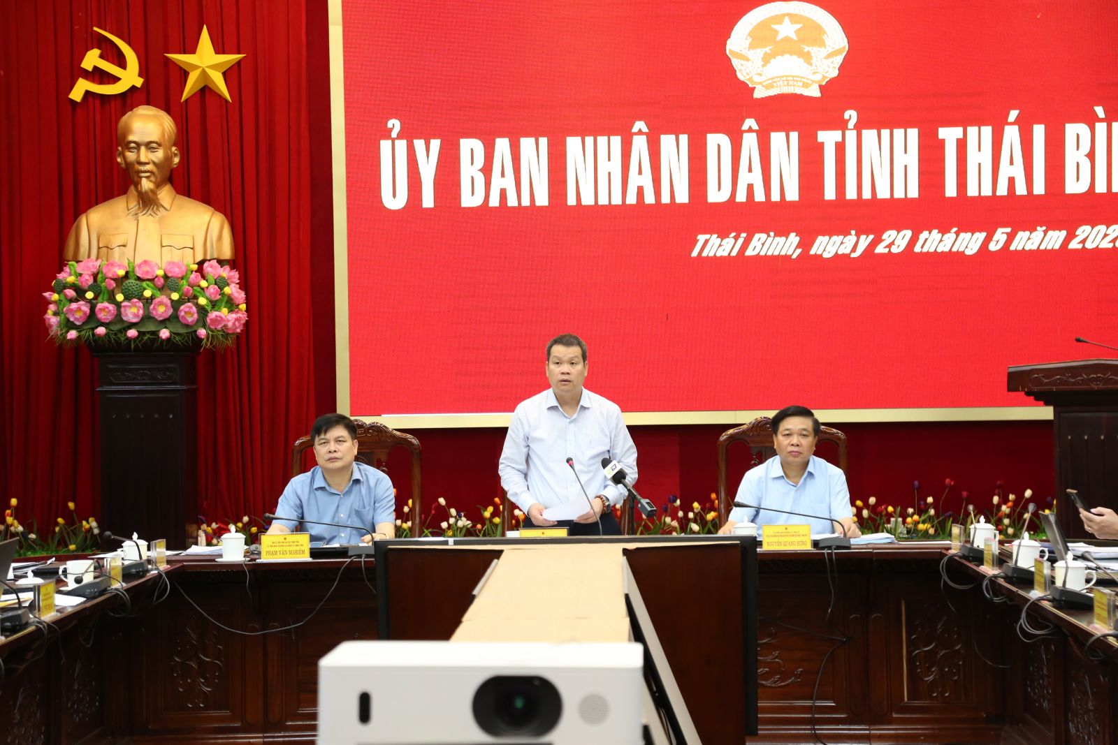 UBND tỉnh nghe và cho ý kiến một số nội dung quan trọng