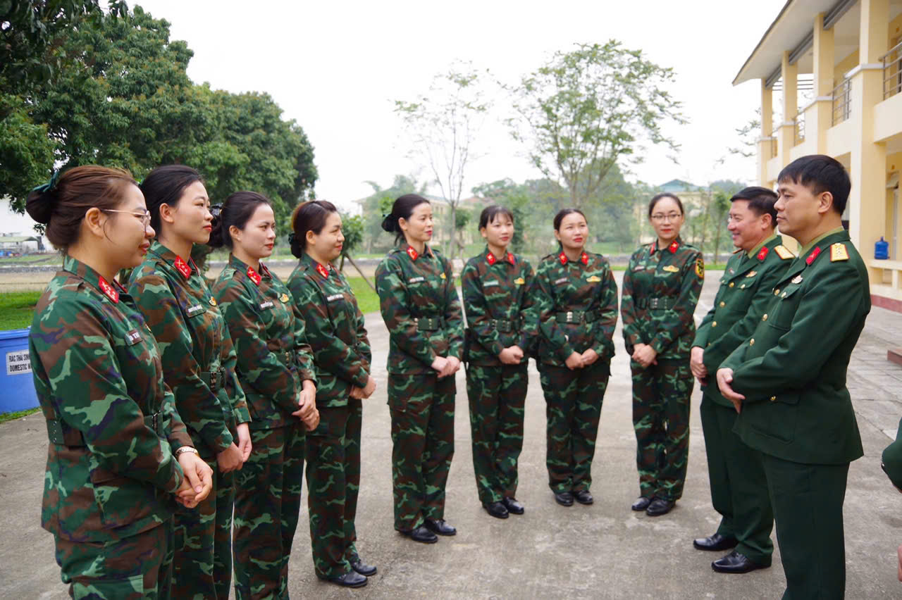 Thăm, tặng quà lực lượng luyện tập phục vụ kỷ niệm 50 năm Ngày giải phóng miền Nam, thống nhất đất nước.