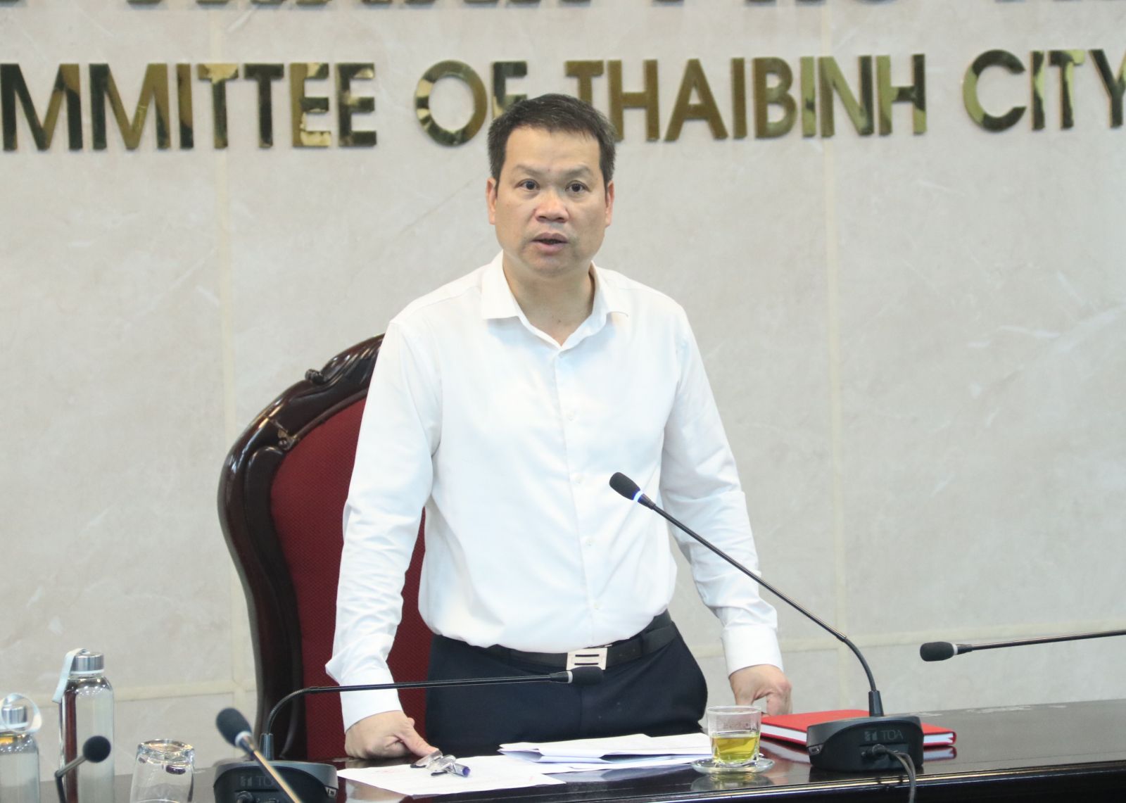 Đồng chí Nguyễn Mạnh Hùng, Phó Bí thư Tỉnh ủy, Chủ tịch UBND tỉnh kiểm tra phương án bố trí trụ sở hành chính cấp xã sau sắp xếp tại thành phố Thái Bình