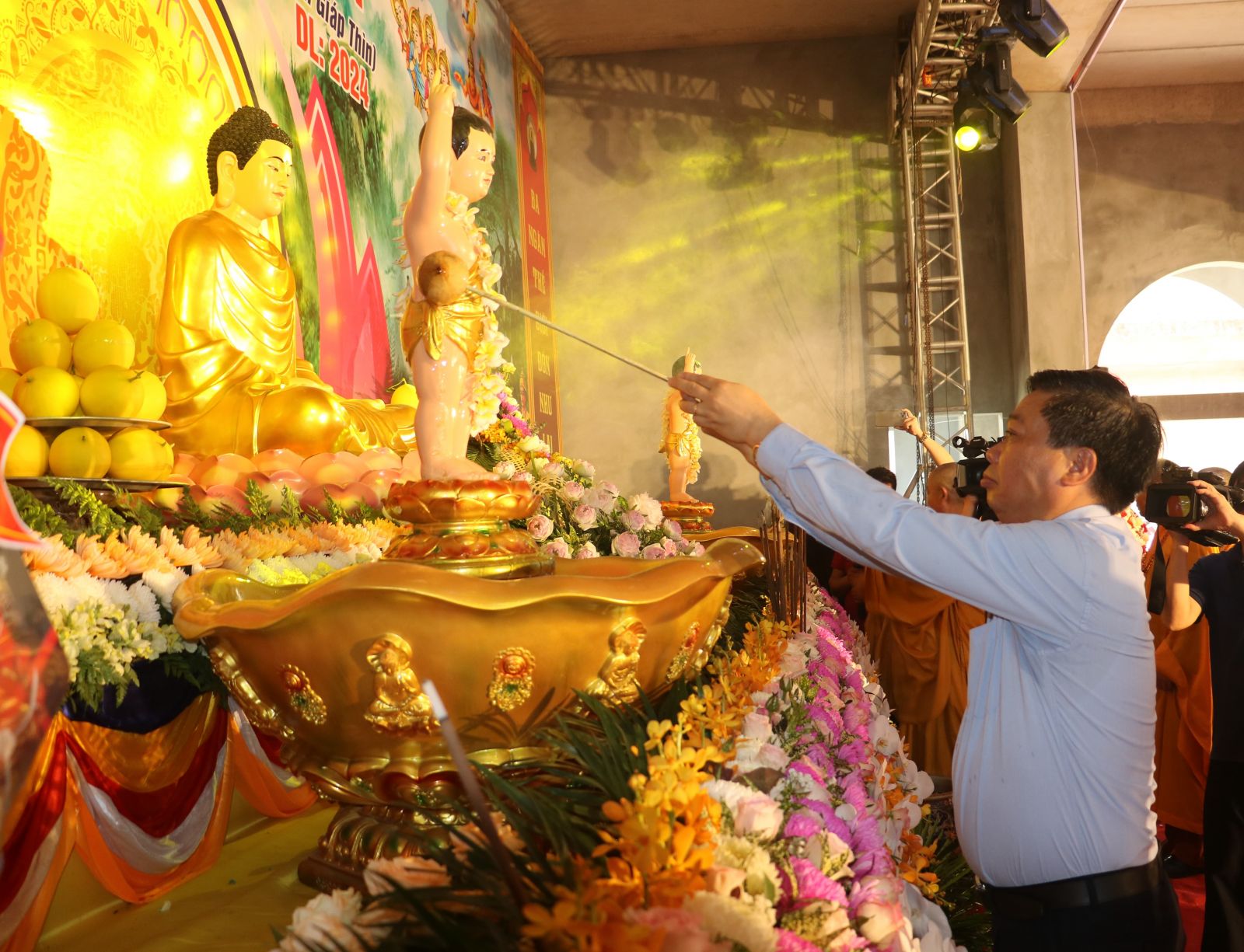 Tuyên dương, khen thưởng giáo viên, học sinh đạt thành tích cao trong các kỳ thi, cuộc thi cấp tỉnh, cấp quốc gia