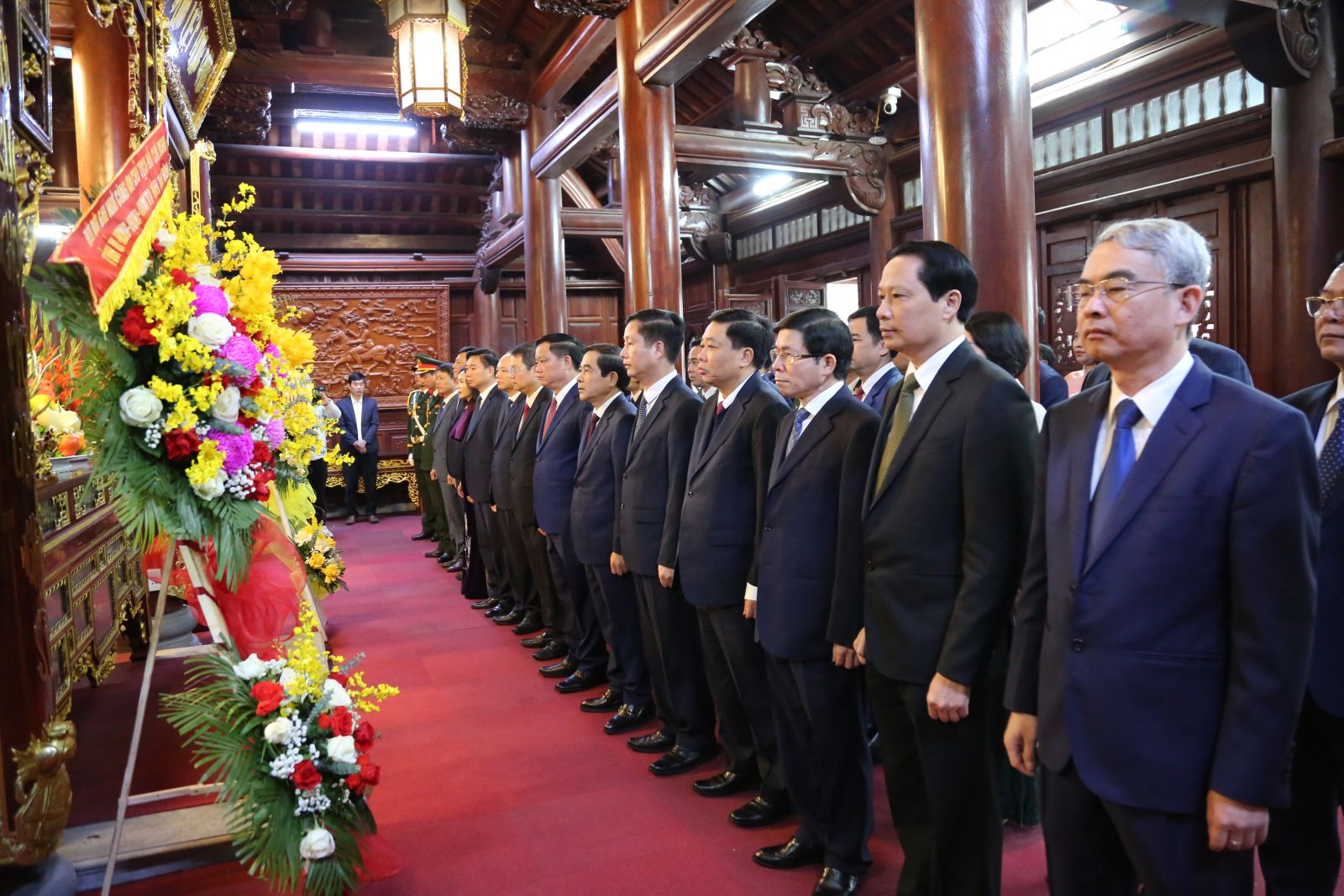 Dâng hương tưởng niệm Chủ tịch Hồ Chí Minh, đồng chí Nguyễn Đức Cảnh và các anh hùng liệt sĩ