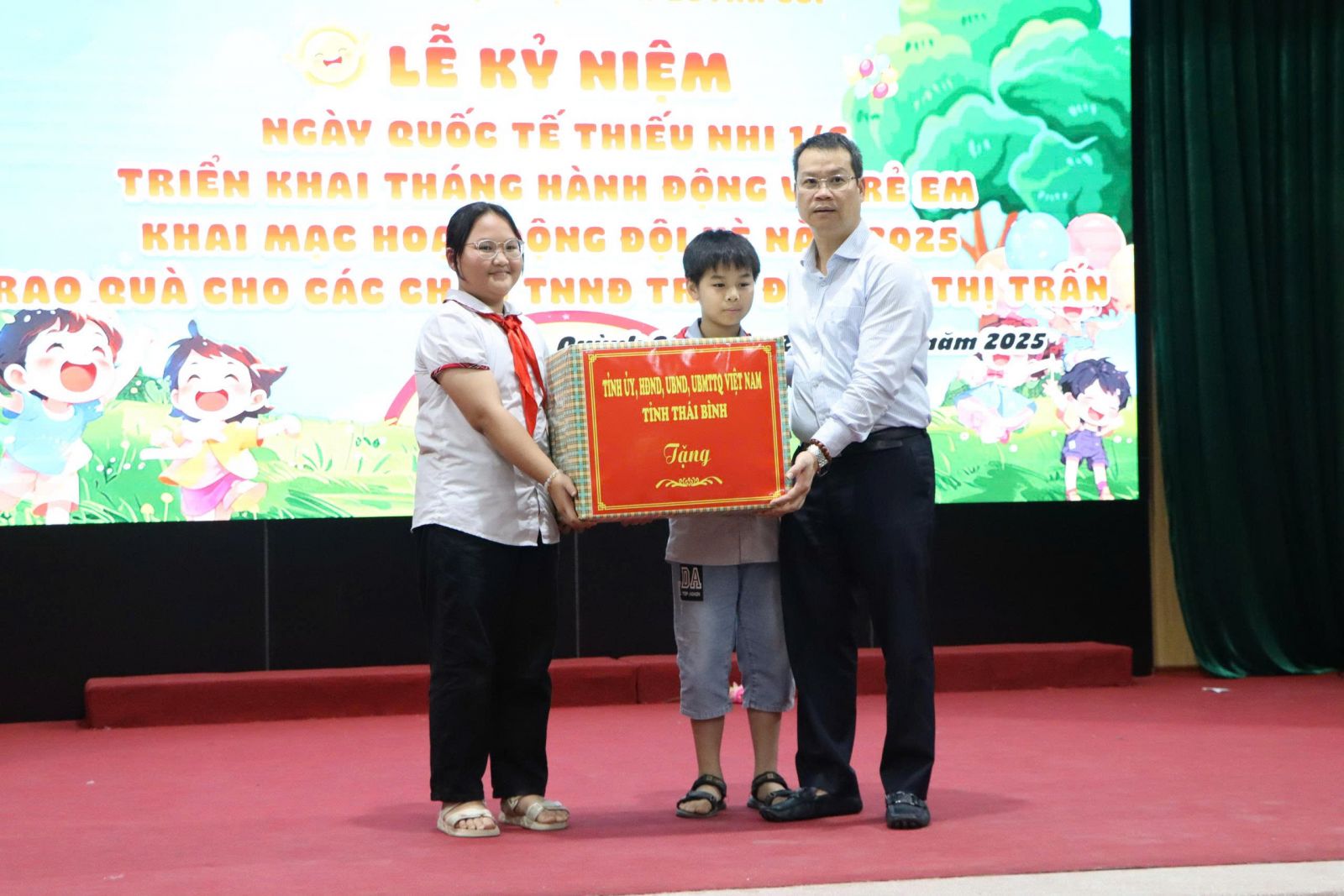 Đồng chí Nguyễn Mạnh Hùng, Phó Bí thư Tỉnh ủy, Chủ tịch UBND tỉnh thăm, tặng quà trẻ em tại huyện Quỳnh Phụ