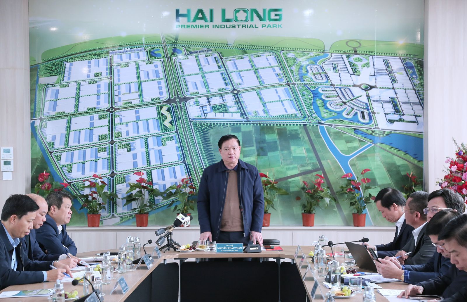 Các đồng chí lãnh đạo tỉnh kiểm tra tình hình triển khai dự án và trồng cây tại Khu Công nghiệp Hải Long