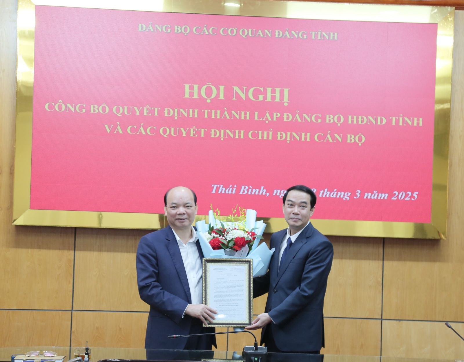 Công bố quyết định thành lập Đảng bộ Hội đồng nhân dân tỉnh