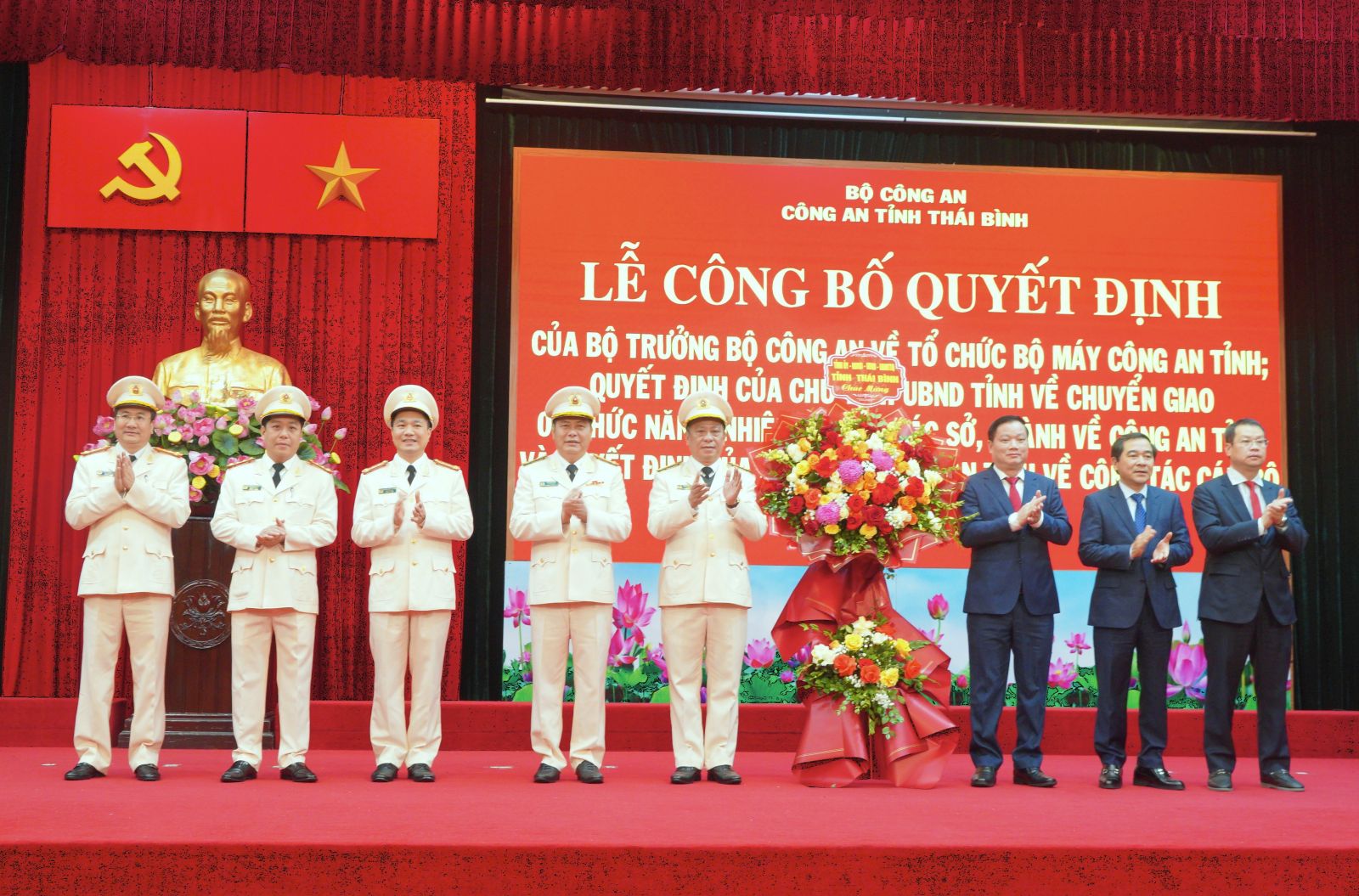 Công bố quyết định về tổ chức bộ máy và công tác cán bộ công an tỉnh
