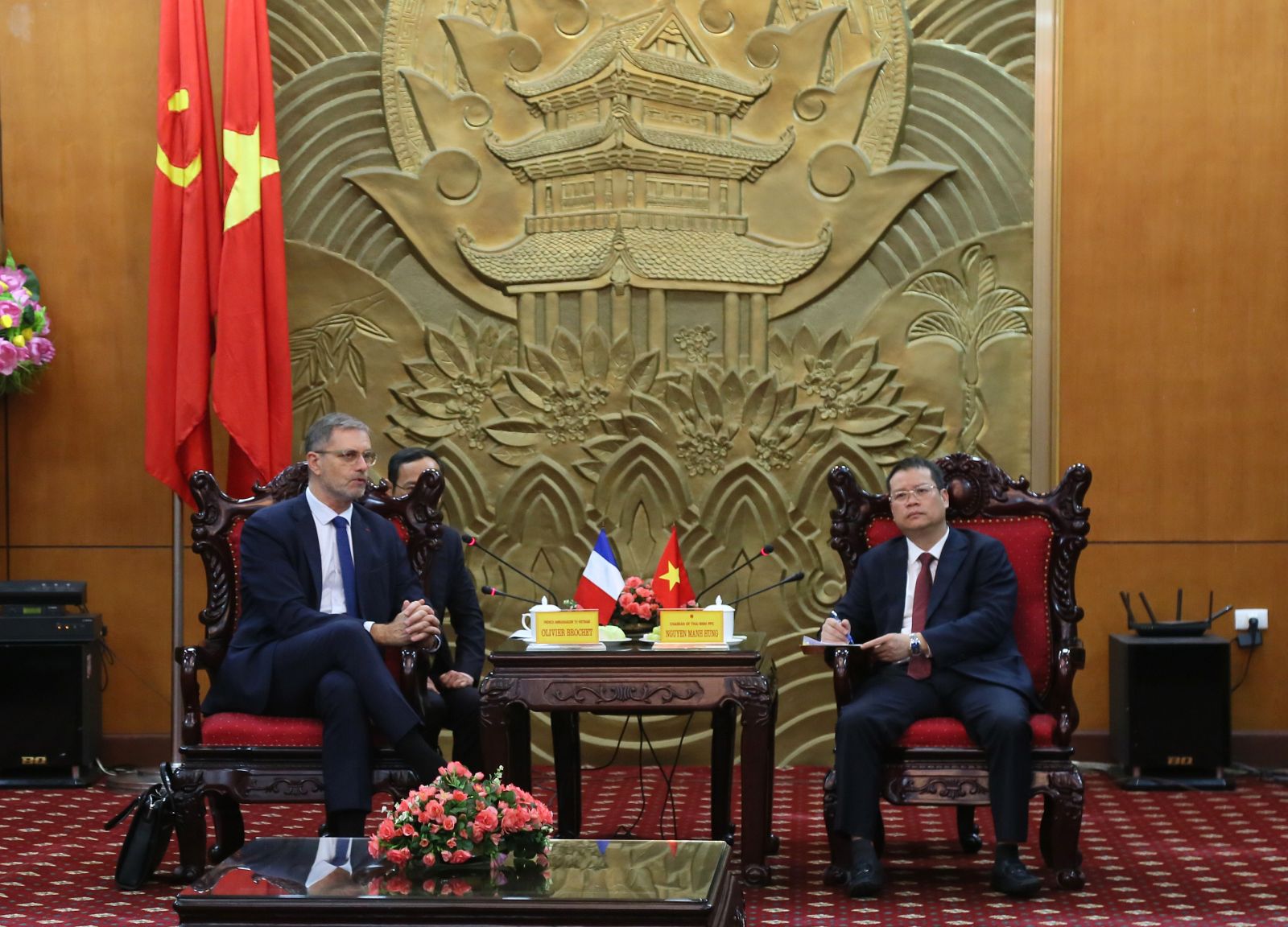 Đồng chí Nguyễn Mạnh Hùng, Phó Bí thư Tỉnh ủy, Chủ tịch UBND tỉnh tiếp và làm việc với Đoàn công tác của Đại sứ quán Pháp tại Việt Nam