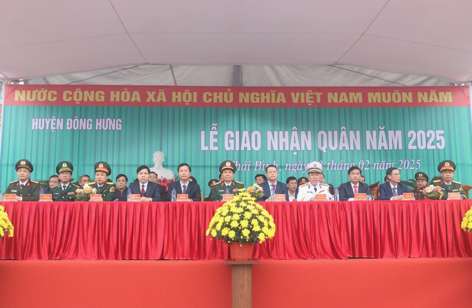 Đồng chí Nguyễn Mạnh Hùng, Phó Bí thư Tỉnh ủy, Chủ tịch UBND tỉnh dự lễ giao nhận quân tại huyện Đông Hưng