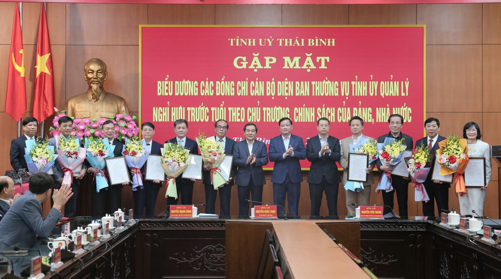 Trao quyết định nghỉ hưu trước tuổi cho 17 cán bộ thuộc diện Ban Thường vụ Tỉnh ủy quản lý