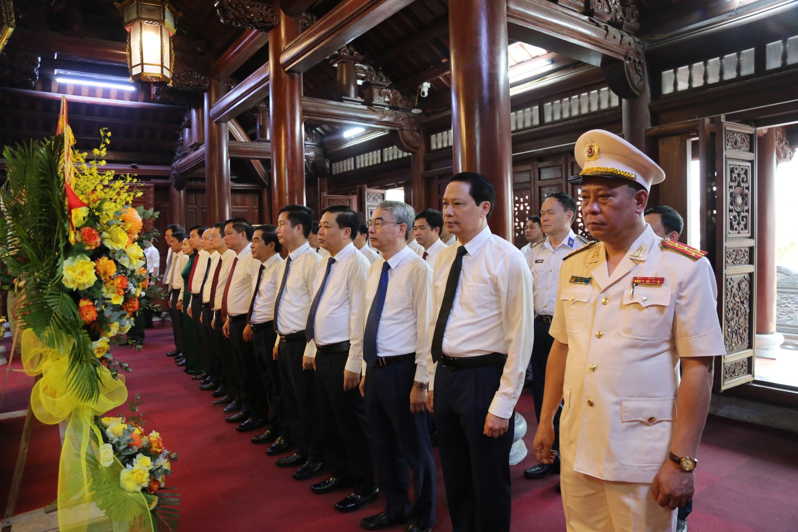 Dâng hương tưởng niệm Chủ tịch Hồ Chí Minh, đồng chí Nguyễn Đức Cảnh và các anh hùng liệt sĩ