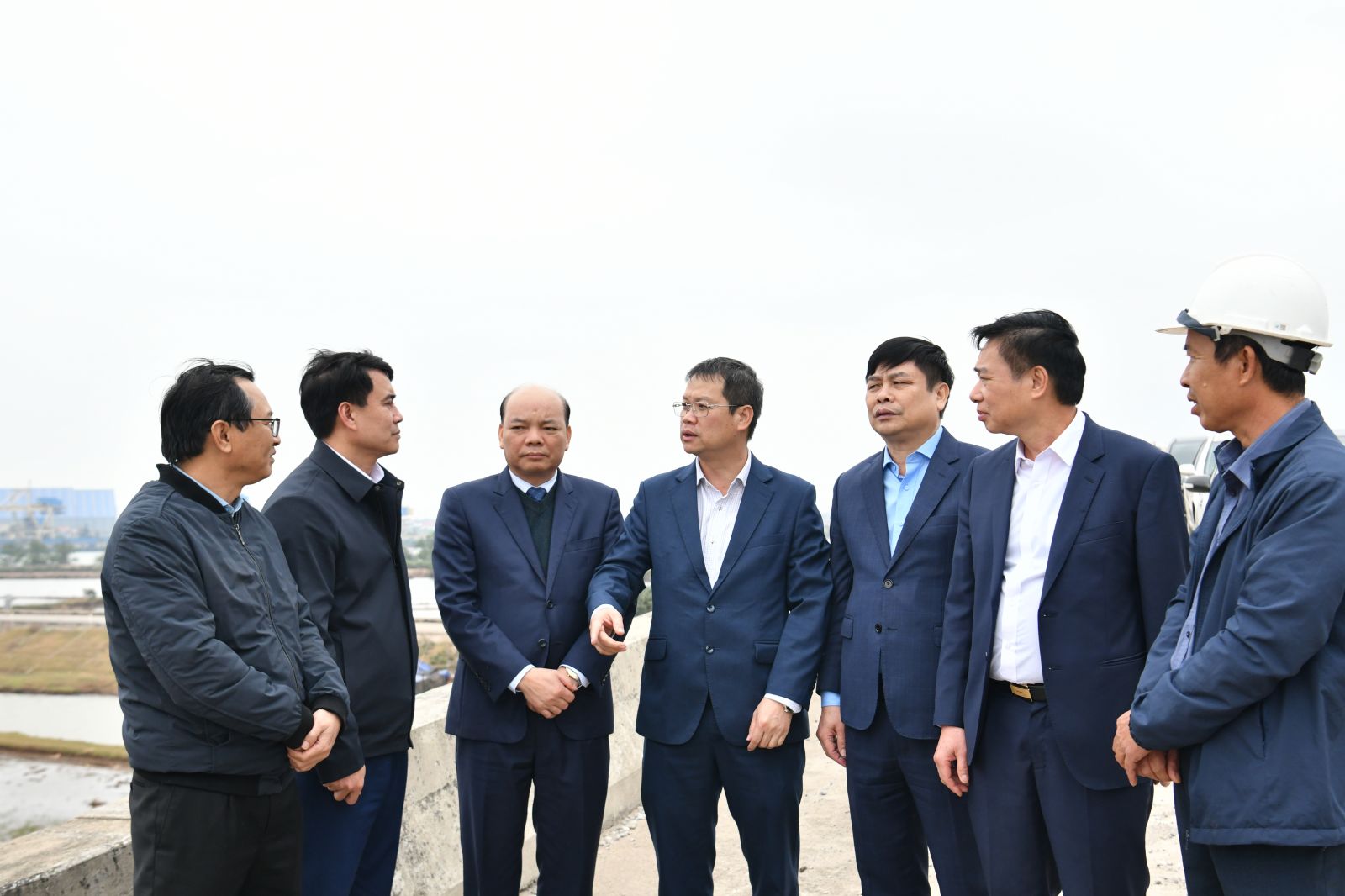 Đồng chí Nguyễn Mạnh Hùng, Phó Bí thư Tỉnh ủy, Chủ tịch UBND tỉnh kiểm tra một số dự án, công trình trọng điểm