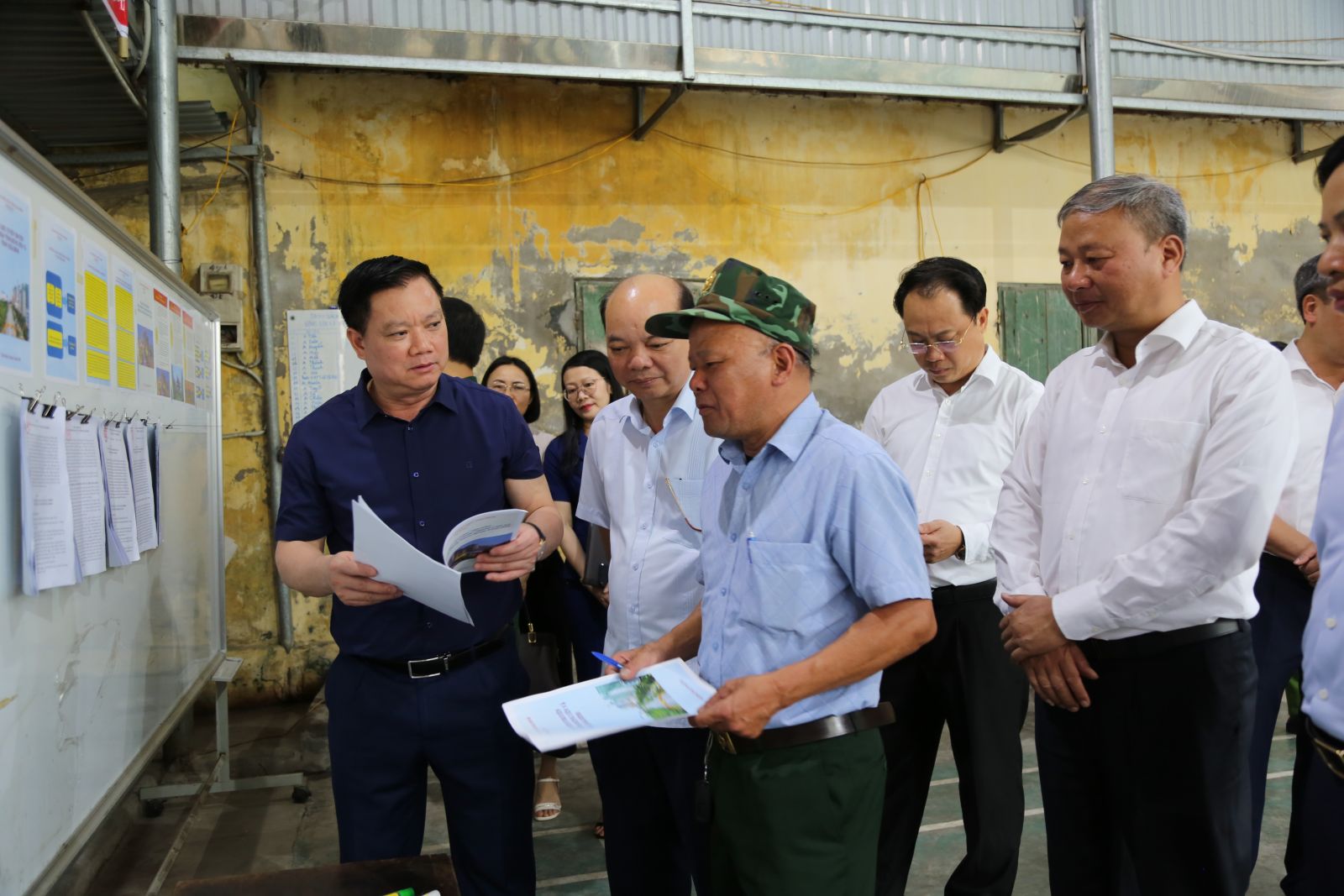 Đồng chí Nguyễn Khắc Thận, Bí thư Tỉnh ủy kiểm tra công tác lấy ý kiến nhân dân về đề án hợp nhất, sắp xếp đơn vị hành chính cấp tỉnh, cấp xã