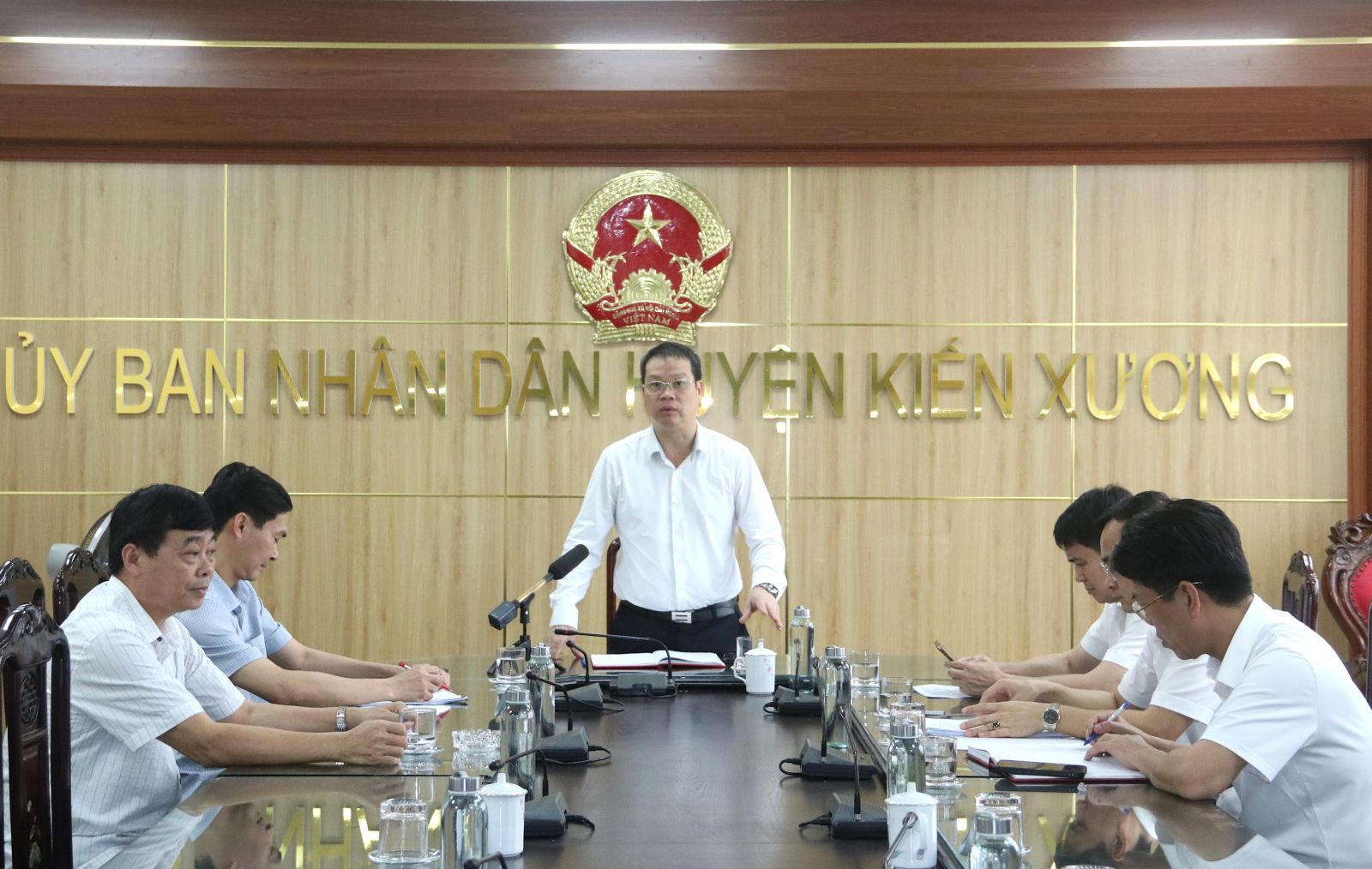 Đồng chí Nguyễn Mạnh Hùng, Phó Bí thư Tỉnh ủy, Chủ tịch UBND tỉnh kiểm tra công tác lấy ý kiến nhân dân về sắp xếp đơn vị hành chính cấp tỉnh, cấp xã