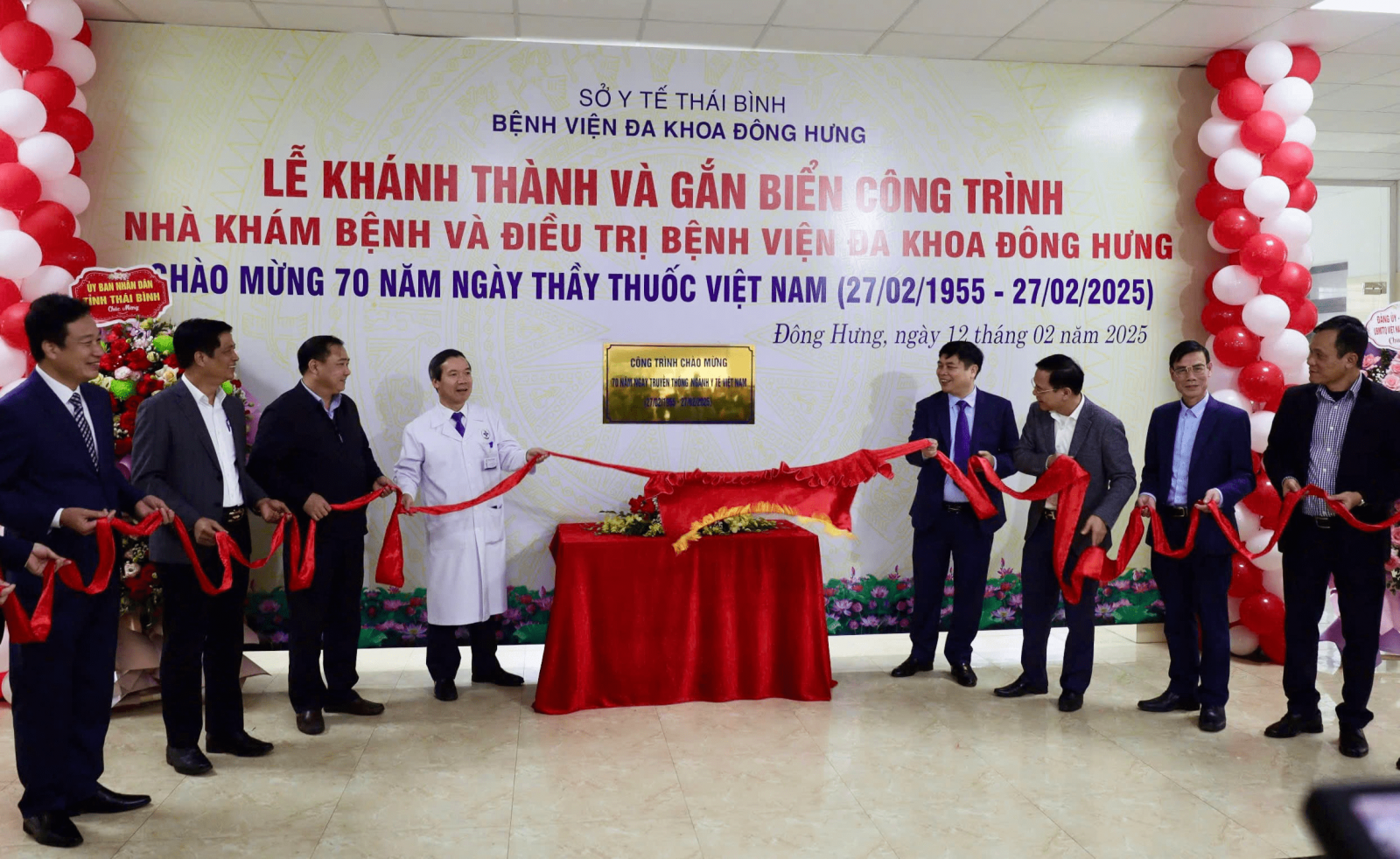 Gắn biển công trình nhà khám bệnh và điều trị tại Bệnh viện Đa khoa Đông Hưng chào mừng 70 năm ngày Thầy thuốc Việt Nam