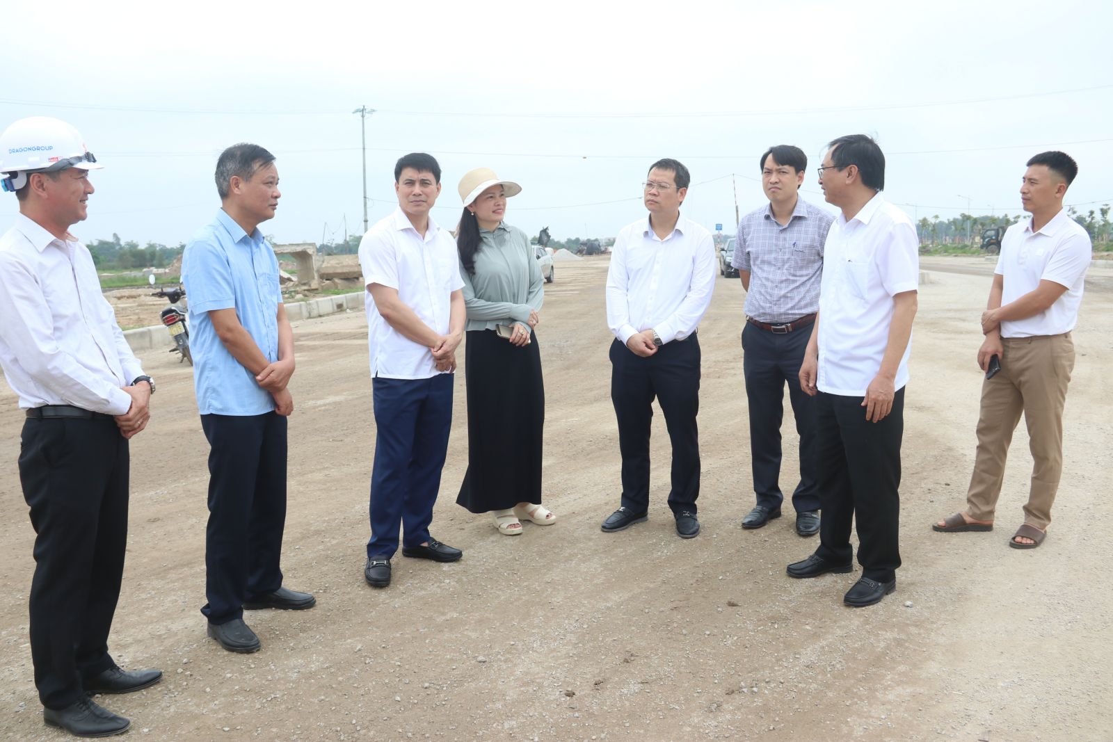 Đồng chí Nguyễn Mạnh Hùng, Phó Bí thư Tỉnh ủy, Chủ tịch UBND tỉnh kiểm tra tiến độ thi công tuyến đường vành đai phía Nam thành phố Thái Bình