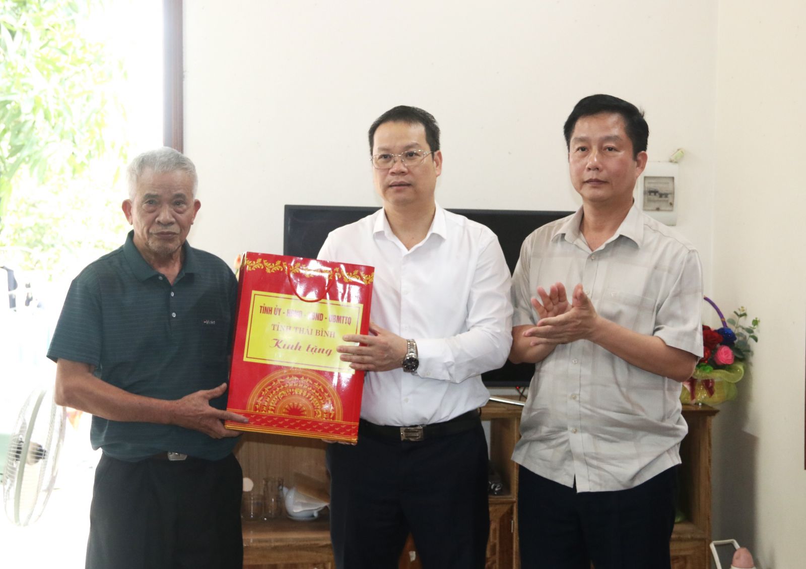 Đồng chí Nguyễn Mạnh Hùng, Phó Bí thư Tỉnh ủy, Chủ tịch UBND tỉnh thăm, tặng quà người có công với cách mạng tại huyện Đông Hưng