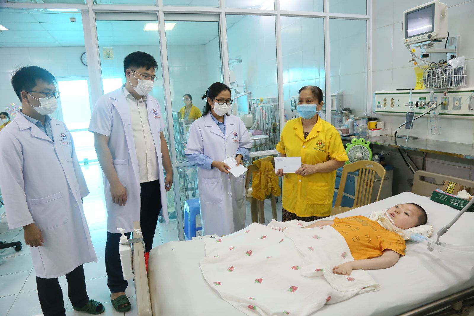 Chi đoàn thanh niên Văn phòng UBND tỉnh trao quà tại Bệnh viện Nhi Thái Bình