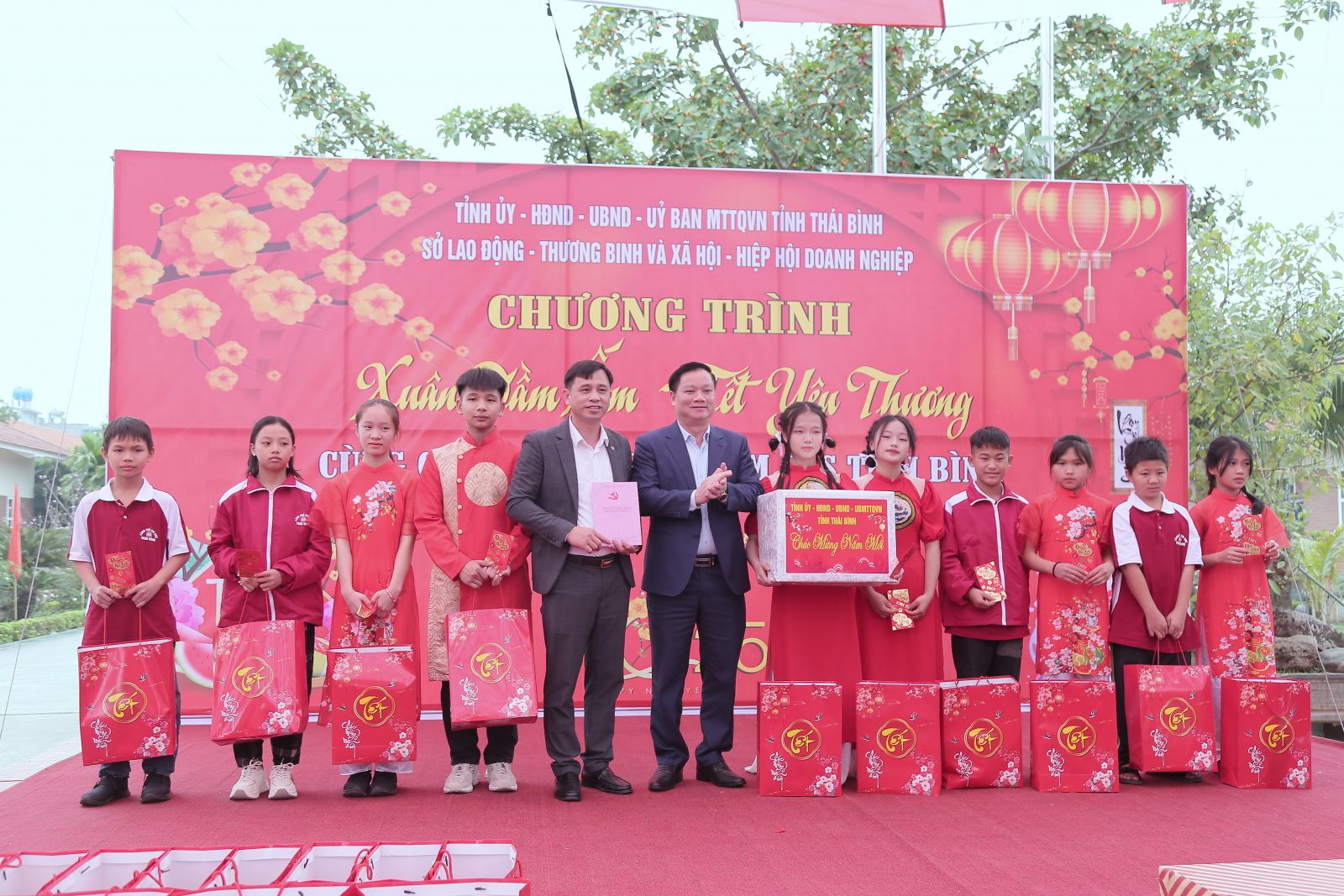Các đồng chí lãnh đạo tỉnh dự chương trình "Xuân đầm ấm - Tết yêu thương" cùng các trẻ em tại Làng trẻ em SOS Thái Bình
