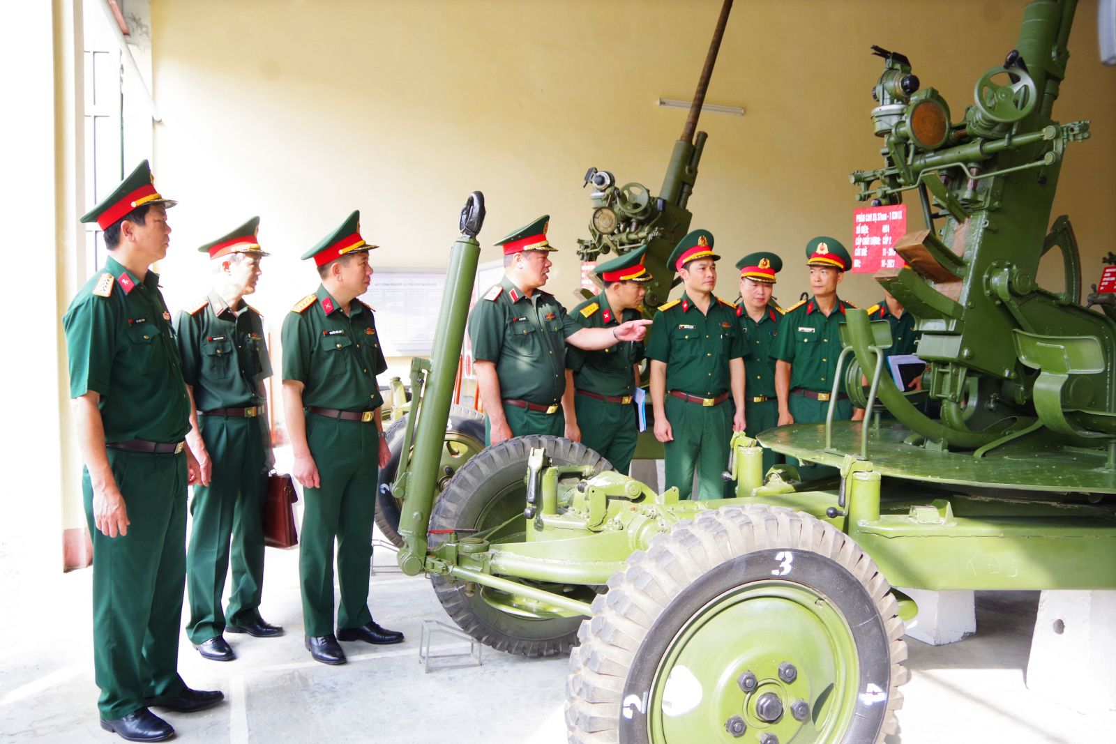 Đồng chí Phó Tư lệnh Quân khu kiểm tra công tác hậu cần, kỹ thuật tại Bộ CHQS tỉnh