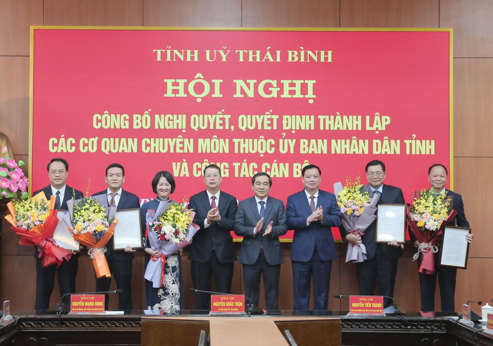 Công bố Nghị quyết, Quyết định thành lập các cơ quan chuyên môn thuộc UBND tỉnh và công tác cán bộ