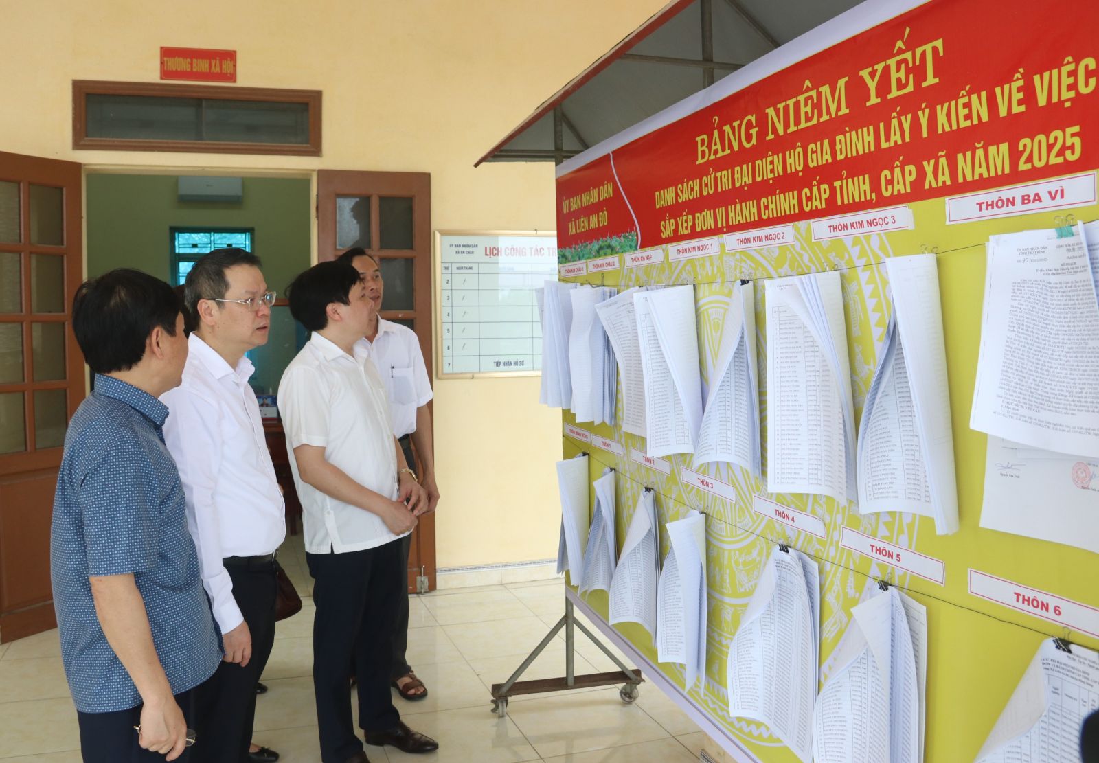 Đồng chí Phó Bí thư Tỉnh ủy, Chủ tịch UBND tỉnh kiểm tra công tác chuẩn bị lấy ý kiến nhân dân về sắp xếp đơn vị hành chính tại huyện Đông Hưng