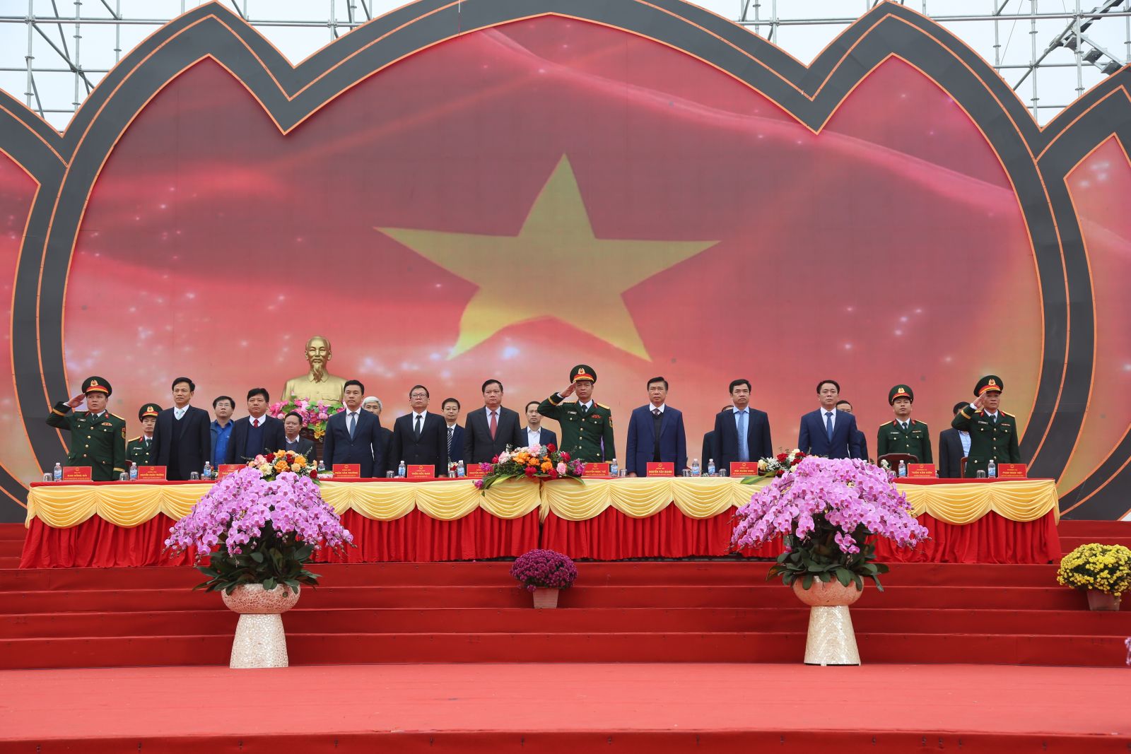 Đồng chí Nguyễn Khắc Thận, Bí thư Tỉnh ủy dự lễ giao nhận quân năm 2025 tại huyện Hưng Hà