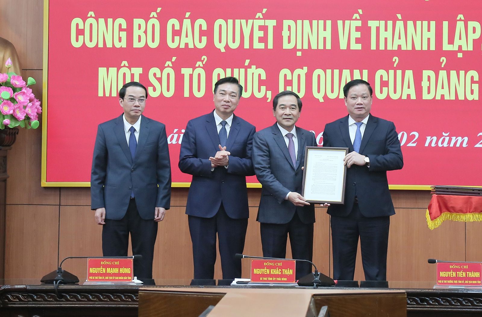 Công bố các quyết định về việc kết thúc hoạt động, hợp nhất, thành lập mới một số tổ chức, cơ quan của Đảng bộ tỉnh