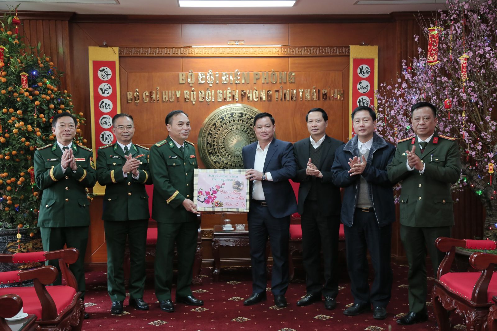 Đồng chí Nguyễn Khắc Thận, Bí thư Tỉnh ủy thăm và chúc tết các lực lượng trực tết