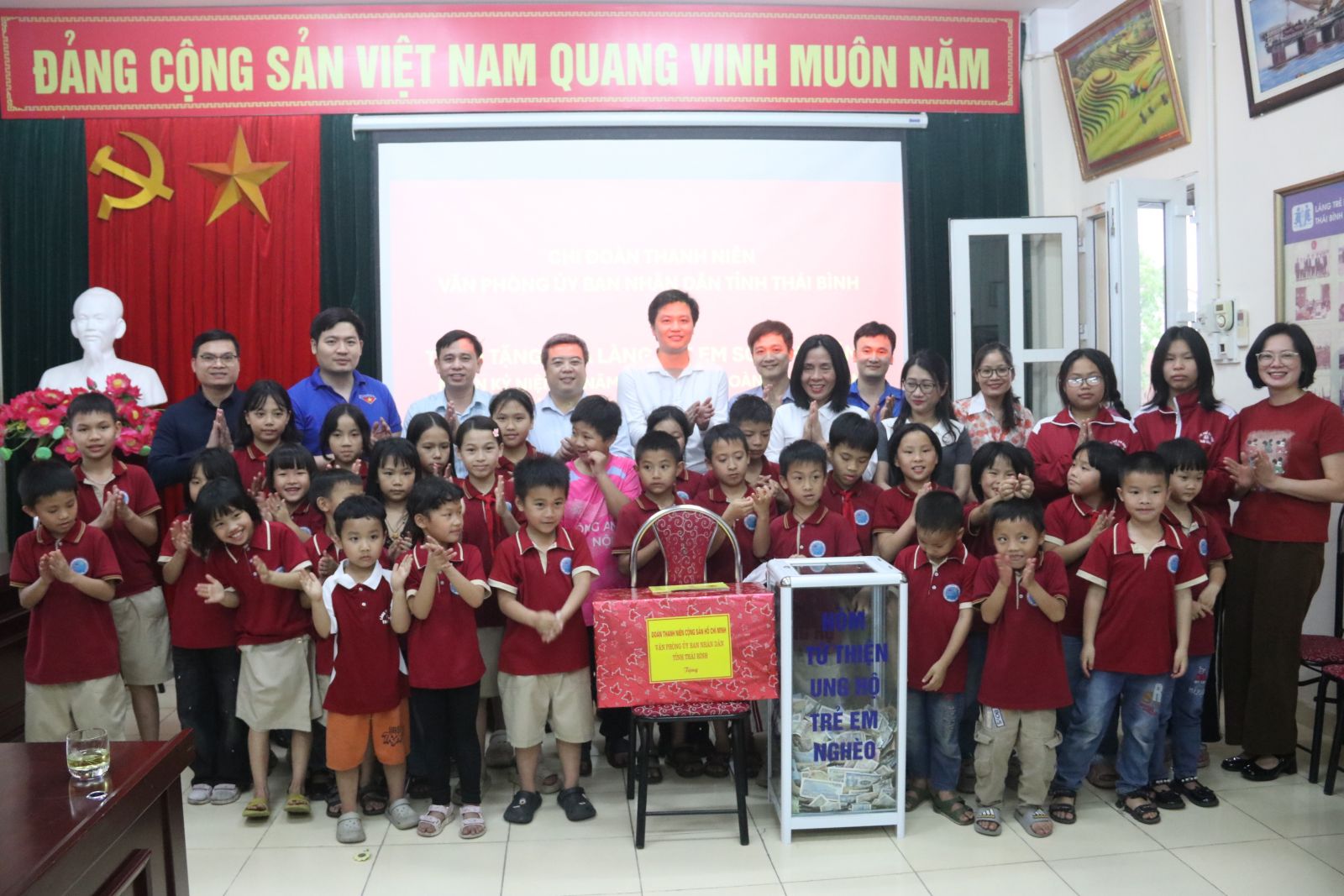 Chi đoàn Văn phòng UBND tỉnh đã tổ chức hoạt động thăm, tặng quà tại Làng trẻ em SOS Thái Bình
