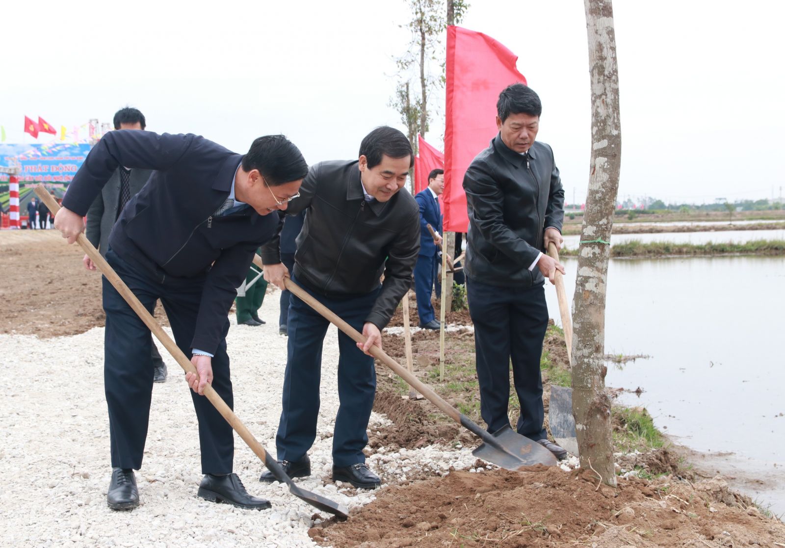 Đồng chí Nguyễn Tiến Thành, Phó Bí thư thường trực Tỉnh ủy, Chủ tịch HĐND tỉnh dự lễ phát động “Tết trồng cây đời đời nhớ ơn Bác Hồ” xuân Ất Tỵ 2025 tại thành phố Thái Bình