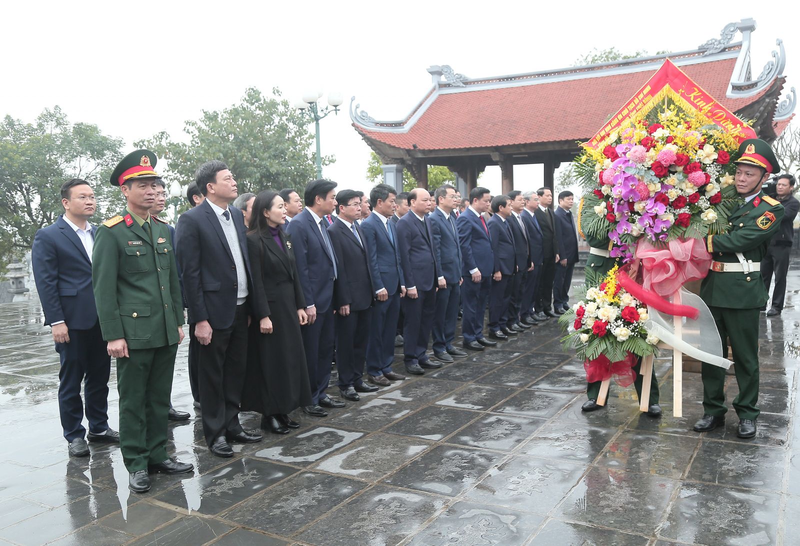 Các đồng chí lãnh đạo tỉnh dâng hương tưởng niệm Chủ tịch Hồ Chí Minh