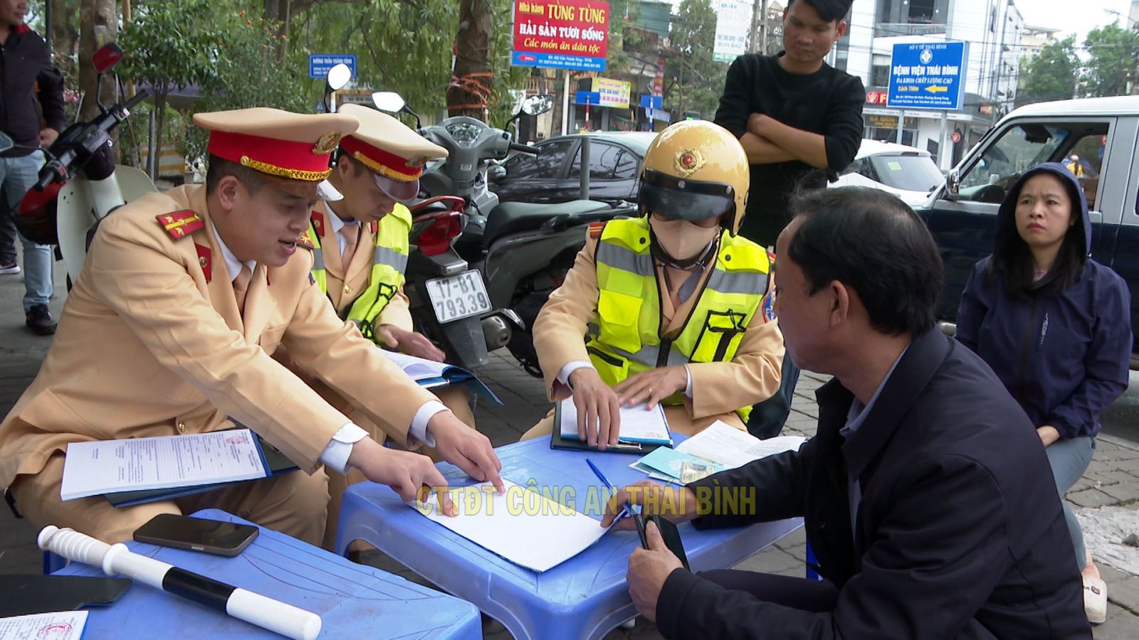 Ra quân lập lại trật tự giao thông trên tuyến đường